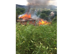 Sinop’ta Çıkan Yangında 2 Ev Alevlere Teslim Oldu