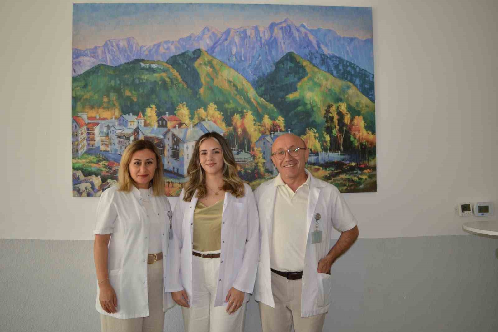 anne-ve-babasinin-gorev-yaptigi-hastanede-doktor-oldu