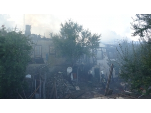 Isparta’da Ahşap Evler Cayır Cayır Yandı