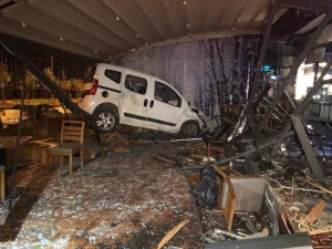 Başkent’te Kadın Sürücü Otomobiliyle Kafeye Girdi: 1 Yaralı