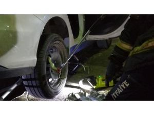 Otomobile Giren Yılan 4 Saatlik Çalışma İle Çıkarıldı