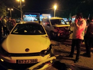 3 Aracın Karıştığı Kazada 2 Kişi Yaralandı