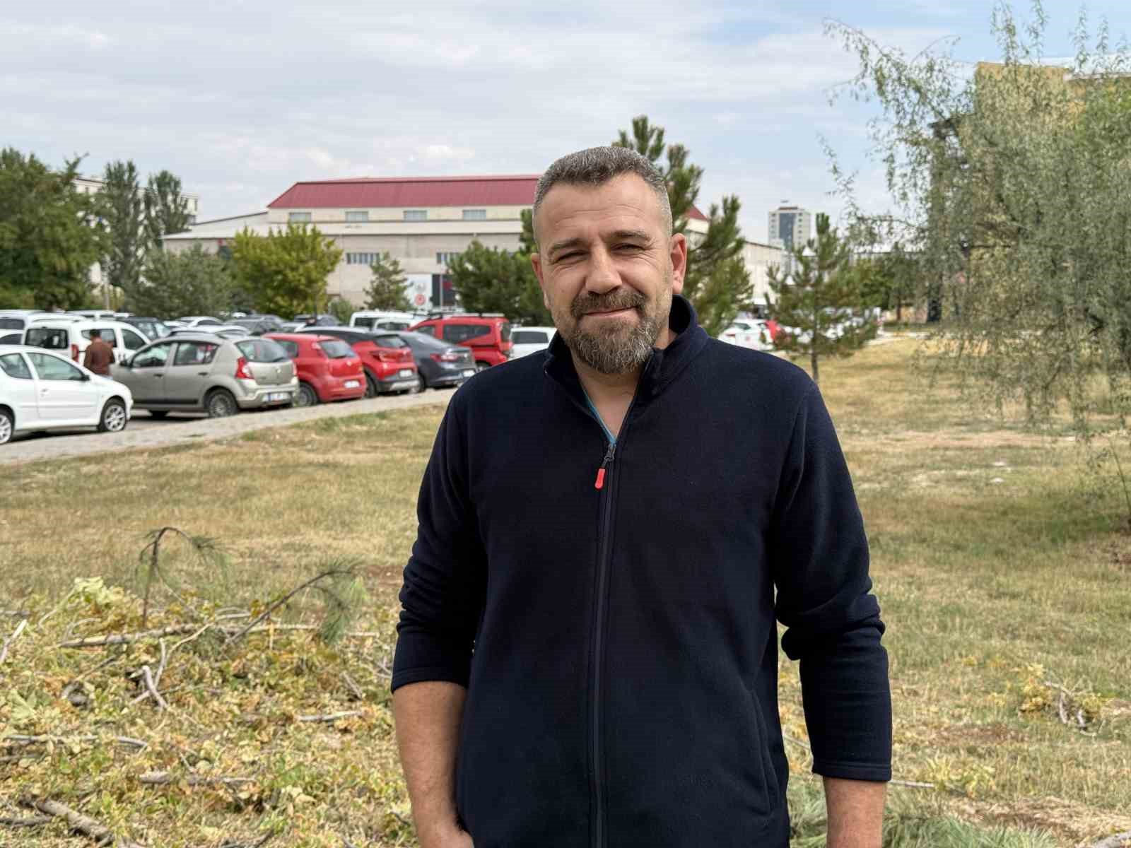 bahcesinde-surunen-yilani-fark-etti-korkusuzca-eline-alip-sevdi