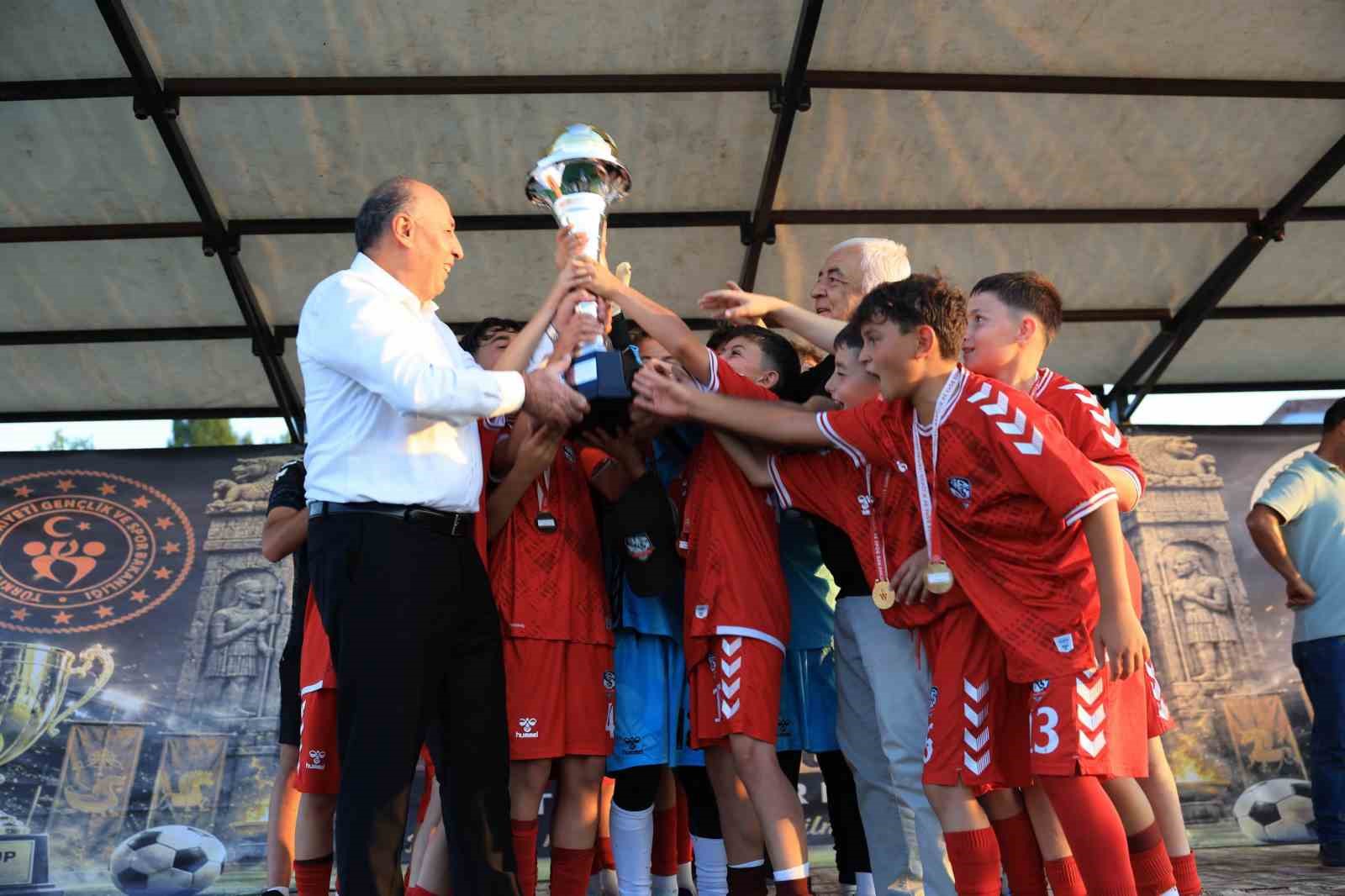 corum-da-400-sporcunun-katildigi-hitit-cup-ta-sampiyon-samsun-ekibi-oldu