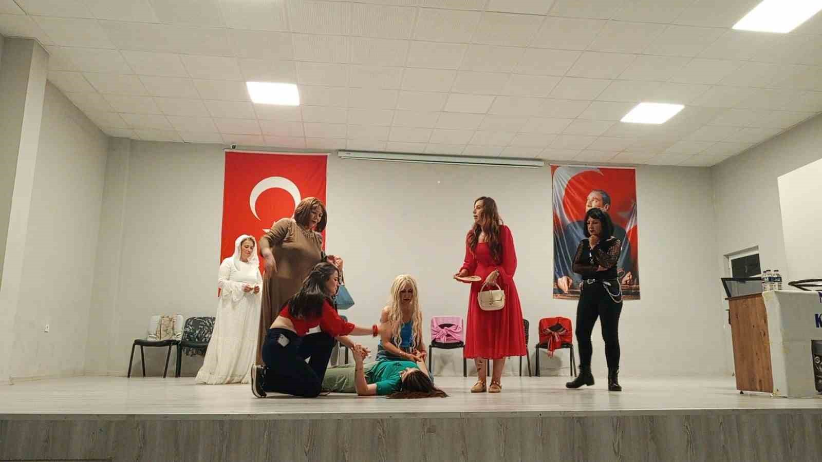 kepsutlu-kadinlarin-oynadigi-tiyatro-oyunu-ilgi-gordu
