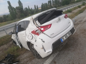 Otomobil Bariyerlere Çarptı: 1 Yaralı