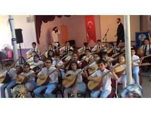 Minik Bağlamacılar Ustalara Taş Çıkarttı