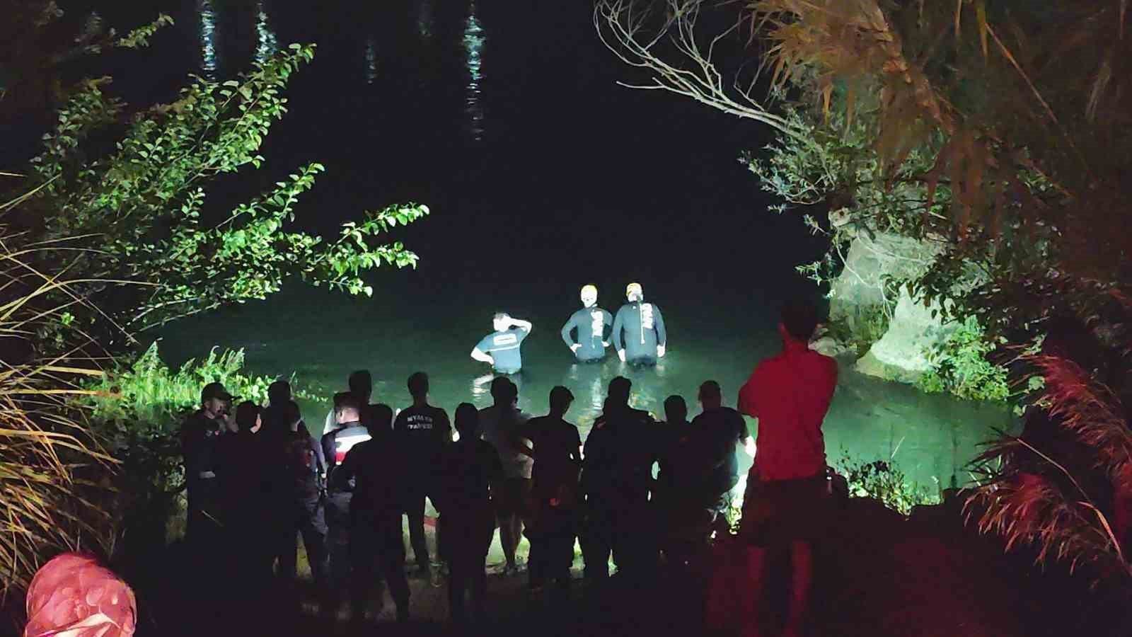 manavgat-selalesi-nde-adacikta-mahsur-kalan-6-kisi-kurtarildi