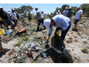 Bodrum Belediye Başkanı Eline Eldiveni Takıp Çöp Topladı