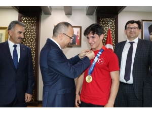 Siirt Valisi, Kayseri Şekersporlu Milli Güreşçileri Makamında Kabul Etti