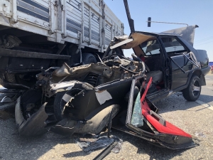 Otomobil Kamyonun Altına Girdi 1 Ölü, 3 Yaralı