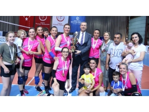 Biraz Veteran Voleybol Takımı Kocaeli’de Şampiyon Oldu