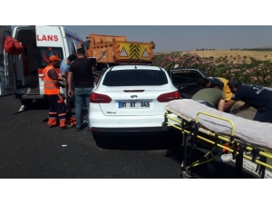 Otomobil Kamyona Çarptı: 1 Ölü, 2 Yaralı