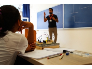 Ortaokul Öğrencilerinden ‘Ben De Kendi Robotumu Kodluyorum’ Projesi