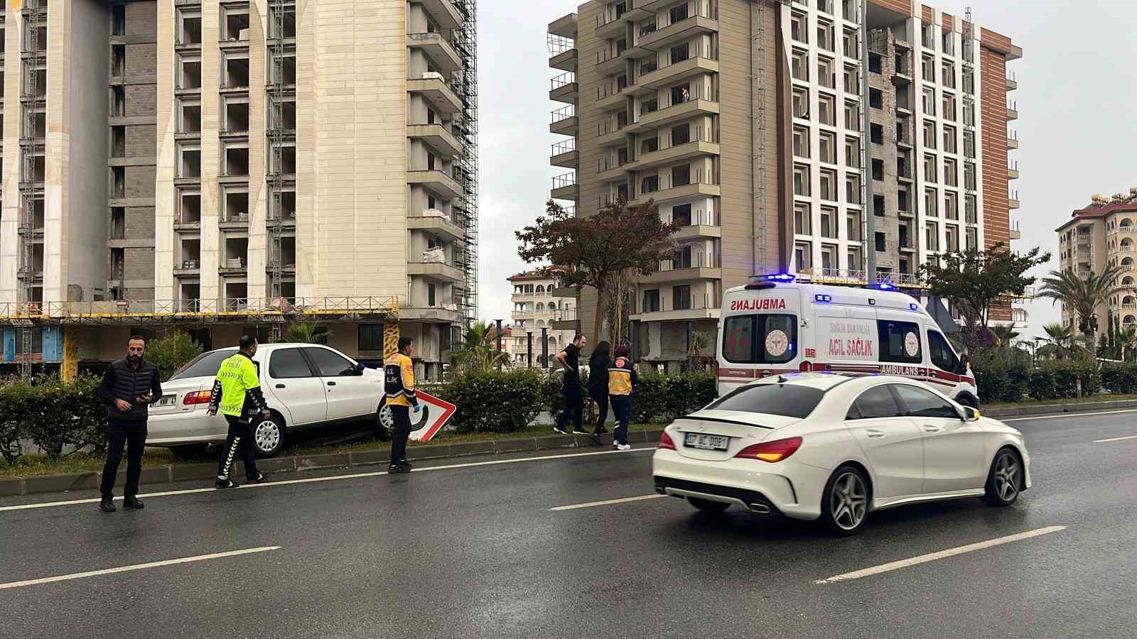 alanya-da-kontrolden-cikan-otomobil-refuje-cikti