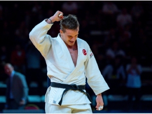 Mikail Özerler’den Altın Madalya