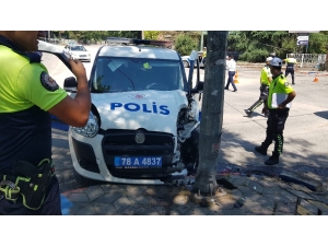 Polis Otosu İle Otomobil Çarpıştı: Biri Polis 2 Hafif Yaralı