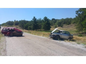 Ehliyetsiz Sürücüler Kafa Kafaya Çarpıştı: 2 Yaralı