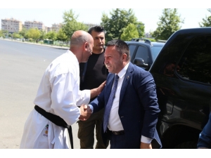 Başkan Beyoğlu’ndan Genç Karatecilere Malzeme Yardımı