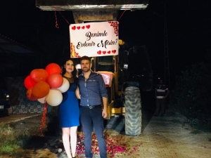 Kepçeyle Başına Gül Döktürüp Evlenme Teklif Etti