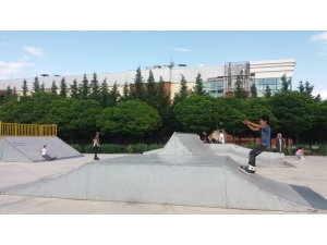 Uşaklı Patenci Gençler Heyecan Ve Adrenalini Bir Arada Yaşıyor