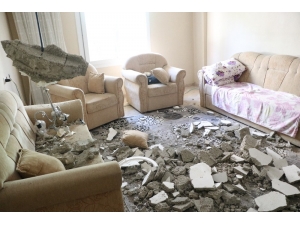 Evin Tavanı Çöktü, Anne Ve Oğlu Yaralandı