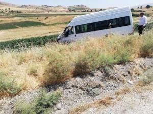 Siirt’te Minibüs İle Otomobil Çarpıştı: 1’i Ağır 10 Yaralı