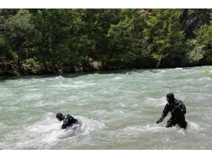Jak Timleri, Otobüsün Çarparak Munzur’a Düşürdüğü Kayıp Genç Adamı Arıyor