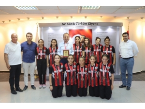 Başkan Akın, Türkiye Dördüncüsü Hentbolcuları Ağırladı