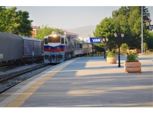 Tahran-van Tren Seferlerinin Başlama Sevinci