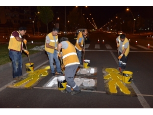 Caddelere İki Dilli ’Önce Yaya’ Görselleri Çizildi