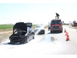 Motor Kısmından Alev Alan Otomobil Kullanılamaz Hale Geldi