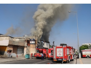 Gaziantep’te Masa Sandalye İmalathanesinde Yangın