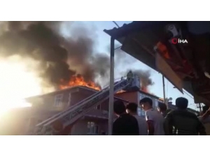 Sultanbeyli’de İki Binanın Çatısı Alev Alev Yandı
