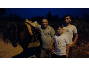 İlçede Atıyla Sokakları Turlayan Adam Görenleri Şaşırtıyor