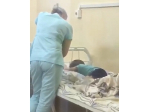 Rus Hemşire Tedavi Gören Çocuğu Yatağa Bağladı