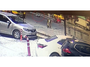 Motosikletiyle Kadına Çarptı, Yaralı Halde Bırakıp Kaçtı