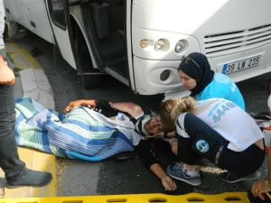 İşçi Servisi Motosiklete Çarptı: 1 Ölü