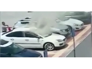 Alev Alan Otomobildeki Engellinin Kurtarılma Anı Kamerada