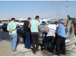 Trafik Işığında Duran Otomobil Alev Aldı