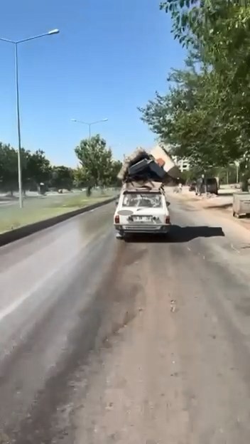 aracinin-tavanina-malzeme-baglayan-surucu-trafigi-tehlikeye-atti