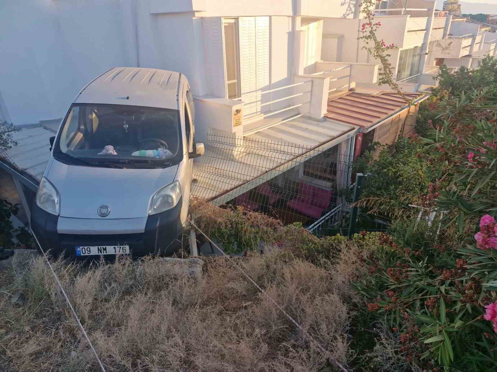 yazlik-evin-verandasina-otomobil-dustu
