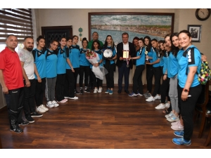 2. Lige Çıkan Büyükşehir Hentbol Kursiyerleri, Sevinçlerini Seçer İle Paylaştı