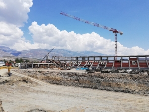 Stadyum İnşaatında Çalışan İşçi 4 Metreden Yere Düştü