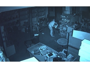 Camı Kırıp Girdiği İş Yerini Soydu, O Anlar Kameraya Yansıdı