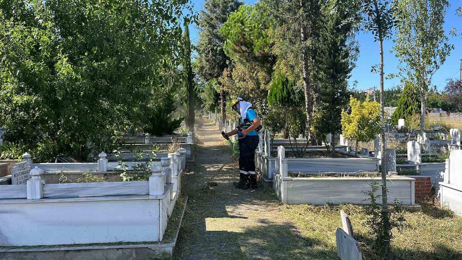 gebze-mezarliklarinda-yabani-ot-temizligi