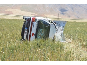 Otomobil Tarlaya Devrildi: 4 Yaralı