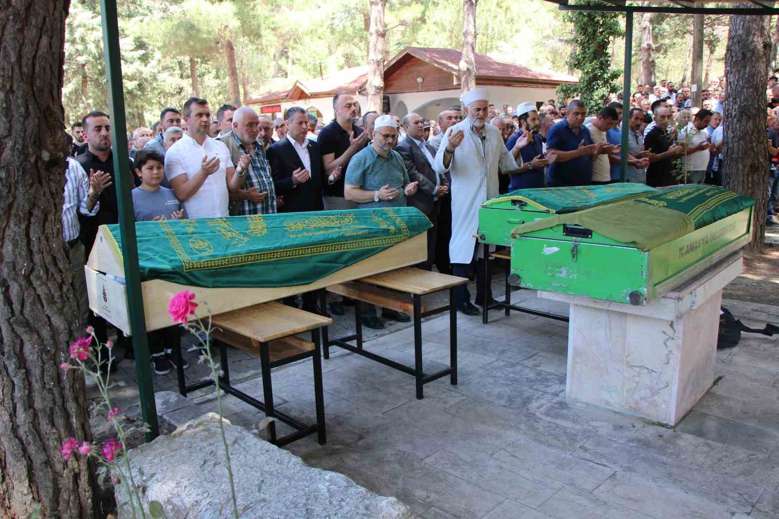 cenaze-donusu-kazada-hayatini-kaybeden-anne-ve-2-oglu-son-yolculuklarina-ugurlandi