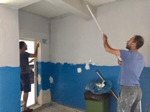 Müdür Ve Öğretmenler Okul Boyadı