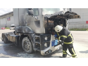 Tırda Çıkan Yangını İtfaiye Söndürdü